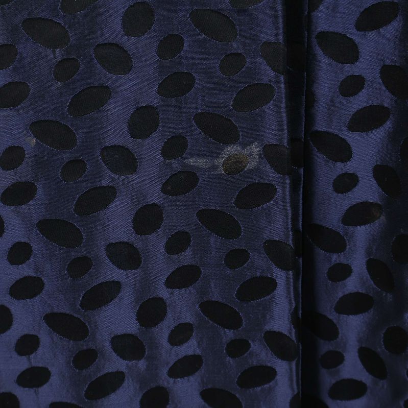 Detalj närbild på fläck på blå kjol