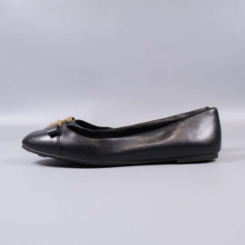 Svarta ballerinaskor sedd från vänster sida