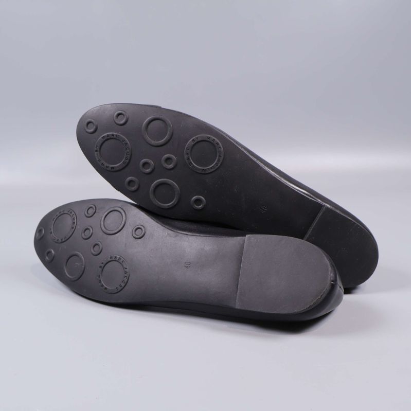 Undersidan av ballerinaskor med cirkulärt mönster på sulan