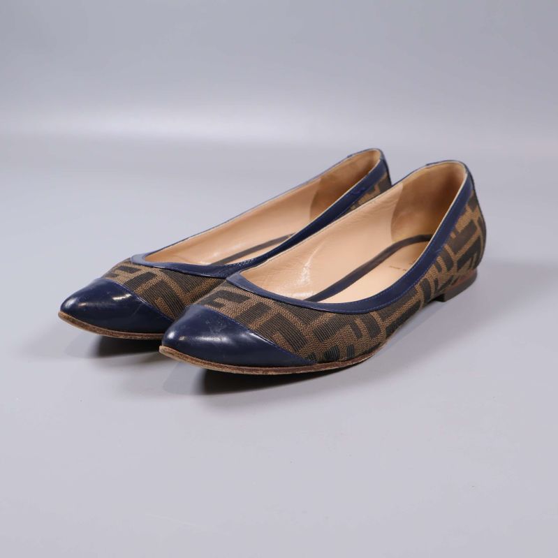 Fendi ballerinaskor med blå tå och logomönster