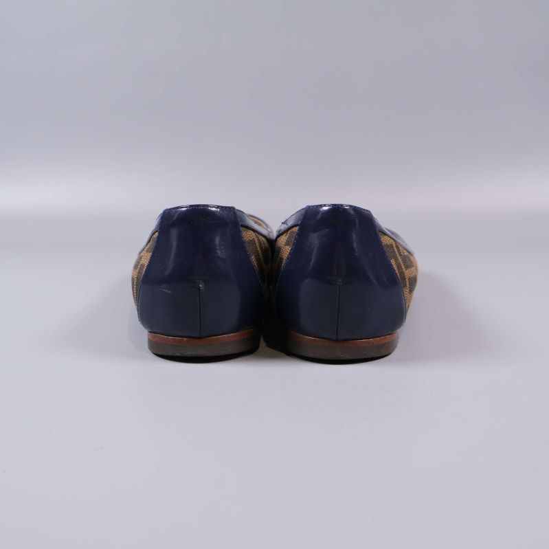 Baksidan av Fendi ballerinaskor i blått