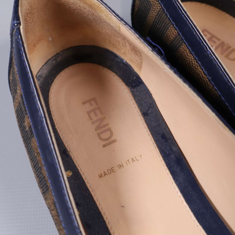 Närbild på innersulan med Fendi-logga