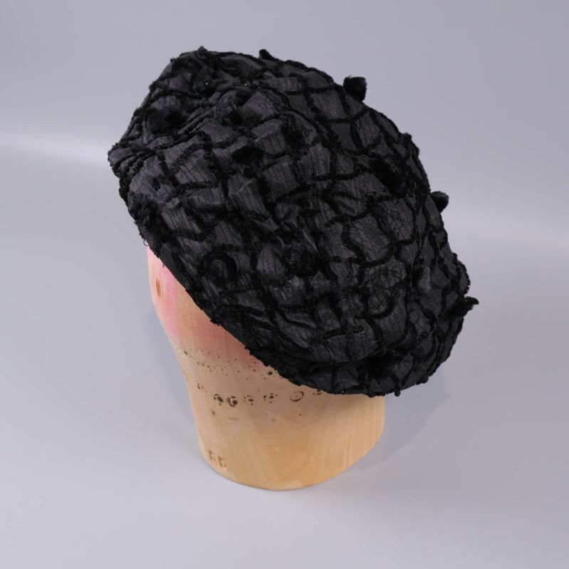 Svart basker med bollar