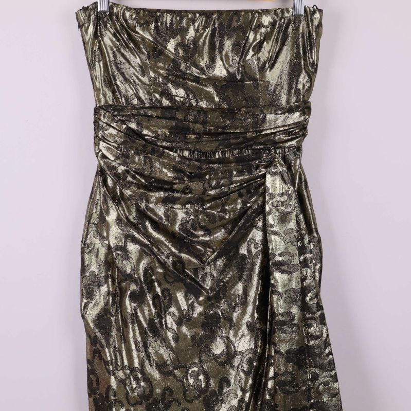 Närbild på klänningens överdel och midjedrapering