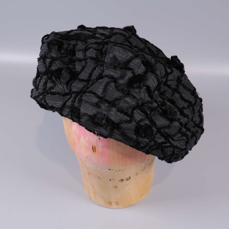 Sidan av svart basker med dekorativa bollar