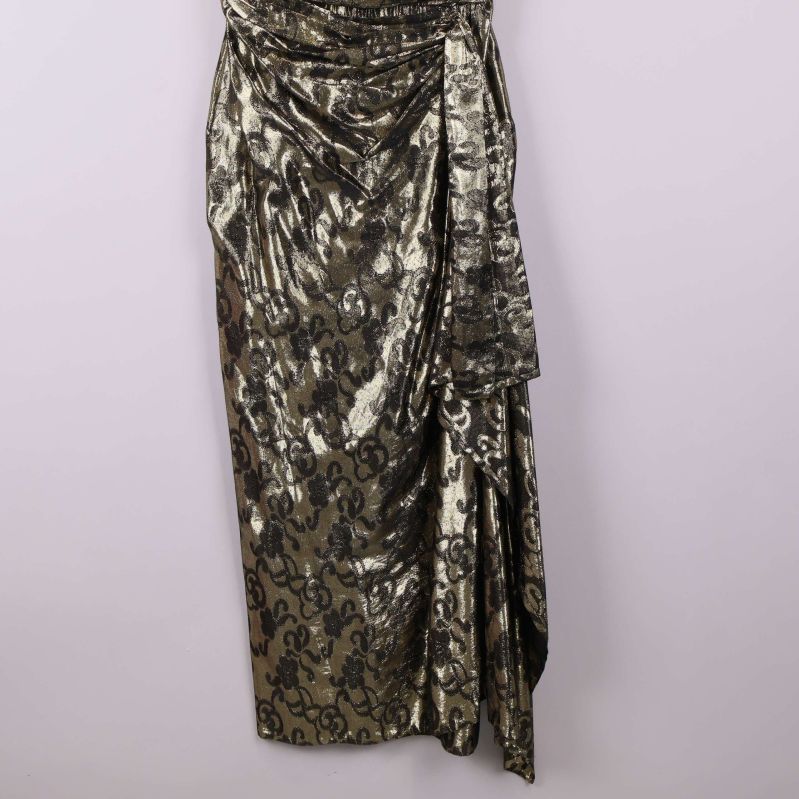 Närbild nedre del av klänningens asymmetriska kjol