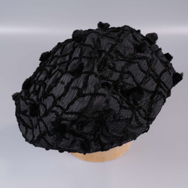 Ovanifrån svart basker med markerat mönster