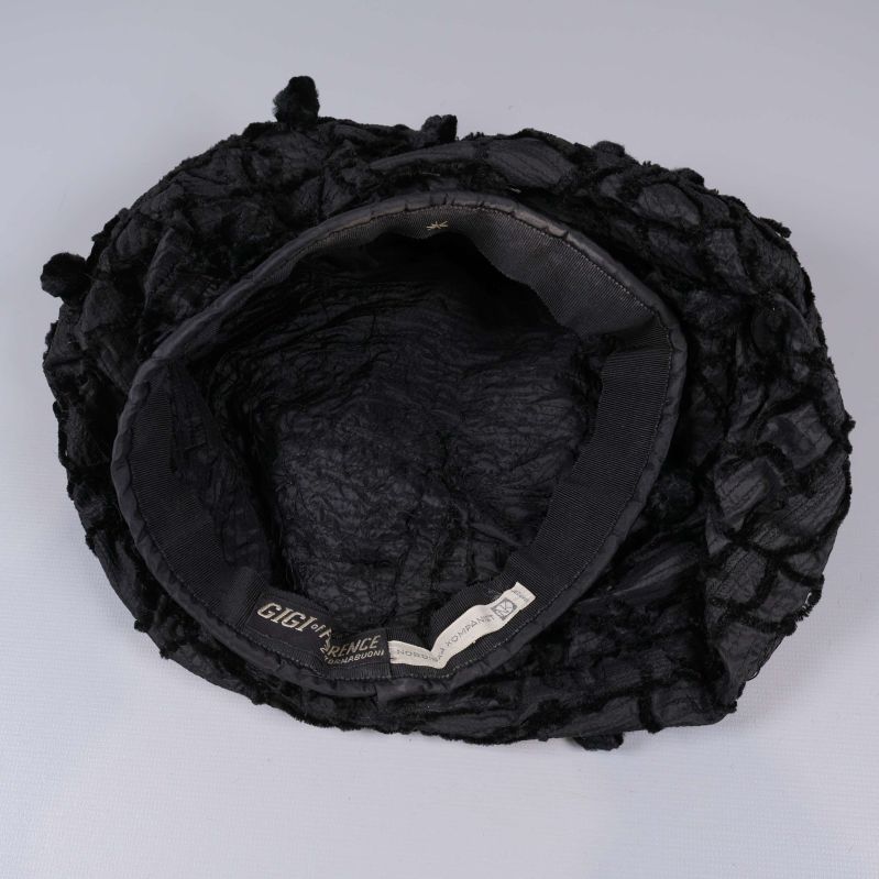 Insidan på svart basker med märkning