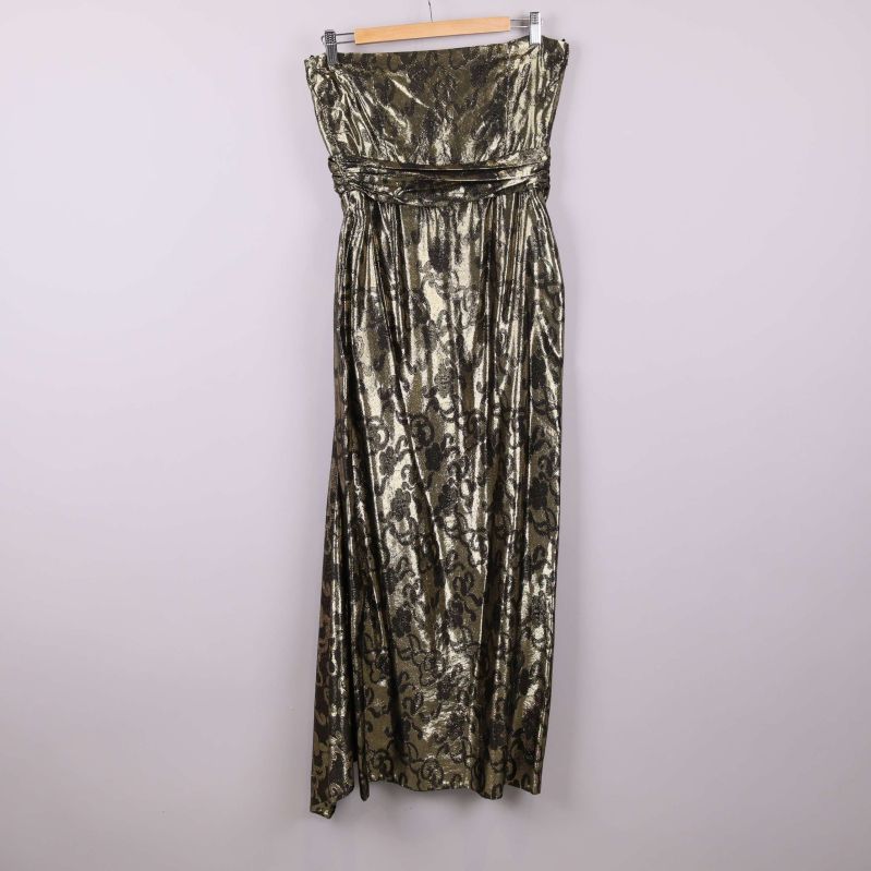 Maxiklänningen visas bakifrån 