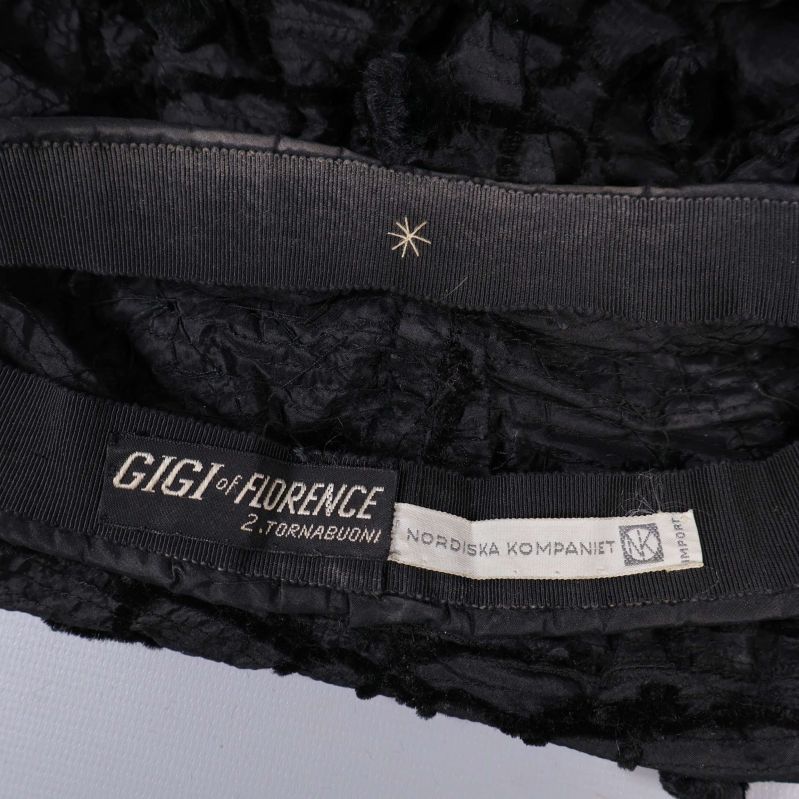 Närbild basker med etiketten Gigi of Florence