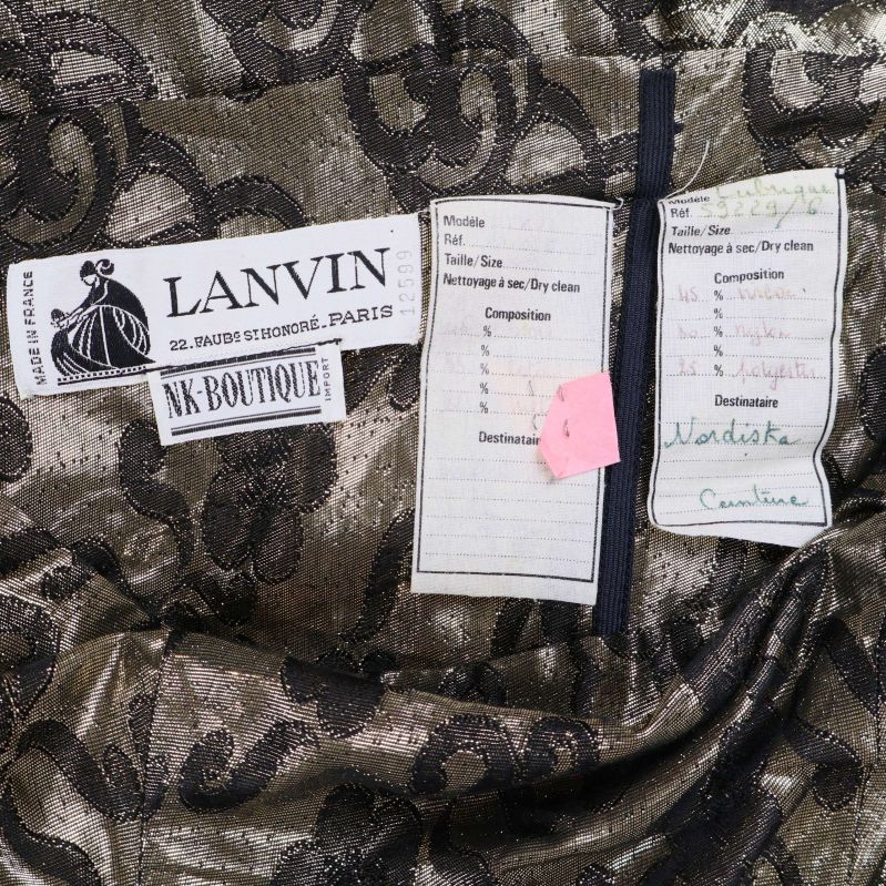 Etiketter och komposition på insidan av klänningen