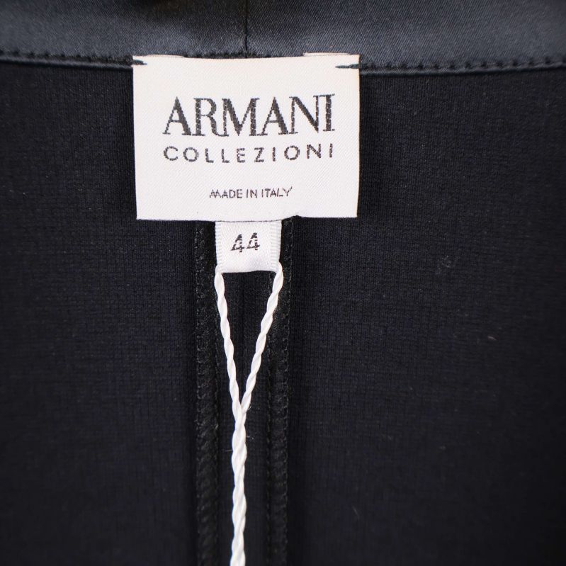 Närbild på Armani Collezioni-märkesetikett och storlek 44