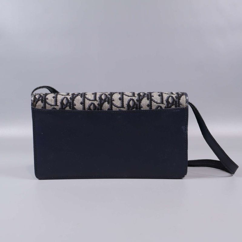 Baksidan av väskan är enfärgat blå med monogram upptill