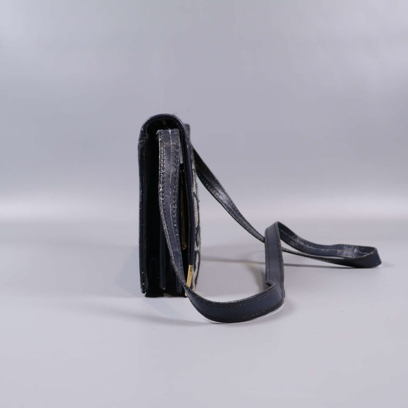 Väskans andra smala sida och midnattsblå axelrem