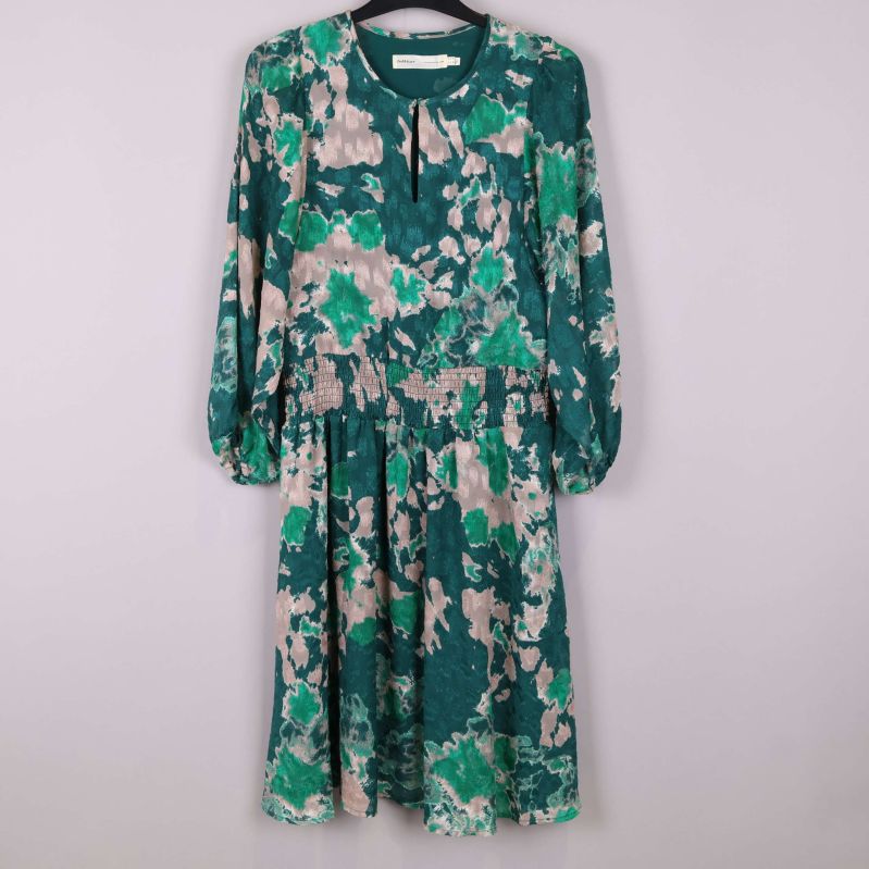 Framsida av mönstrad klänning