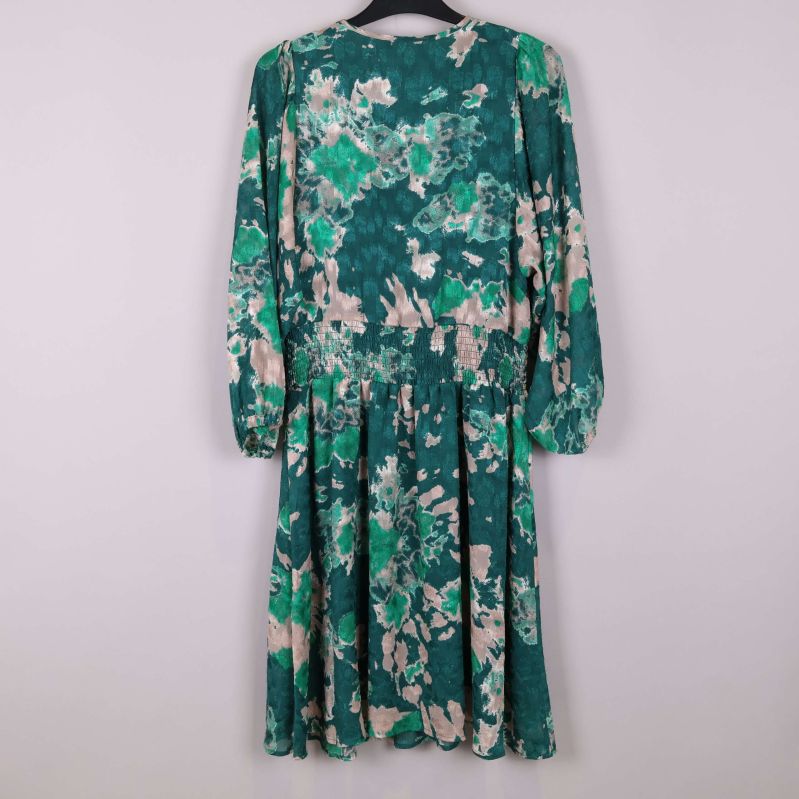 Baksida av mönstrad klänning