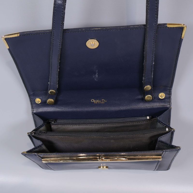 Insidan av väskan med fack och logotyp