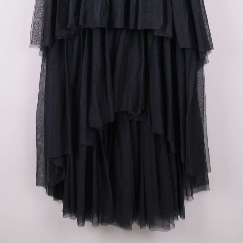 Nedre del av svart kjol med flera lager tyg