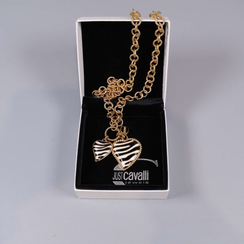 Halsband i ask och två hjärthängen i fokus