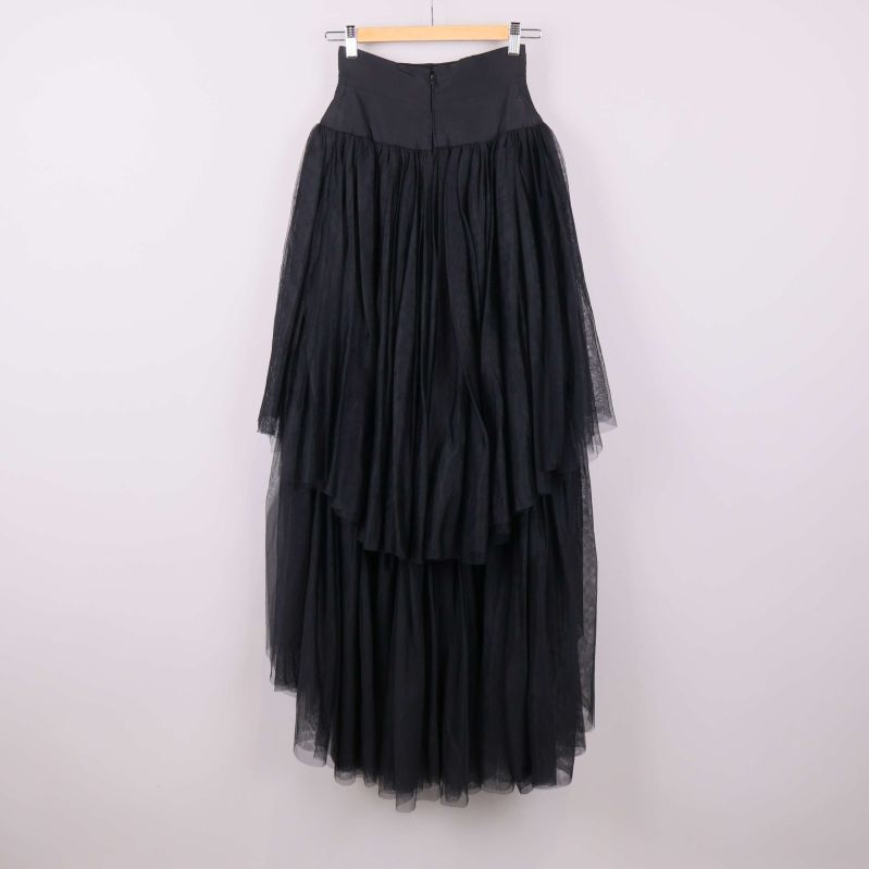 Svart lager på lager-kjol bakifrån