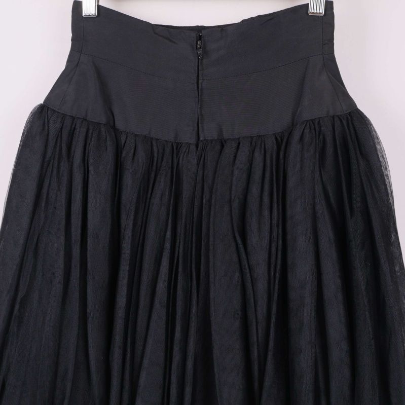 Närbild på midja och dragkedja på svart kjol