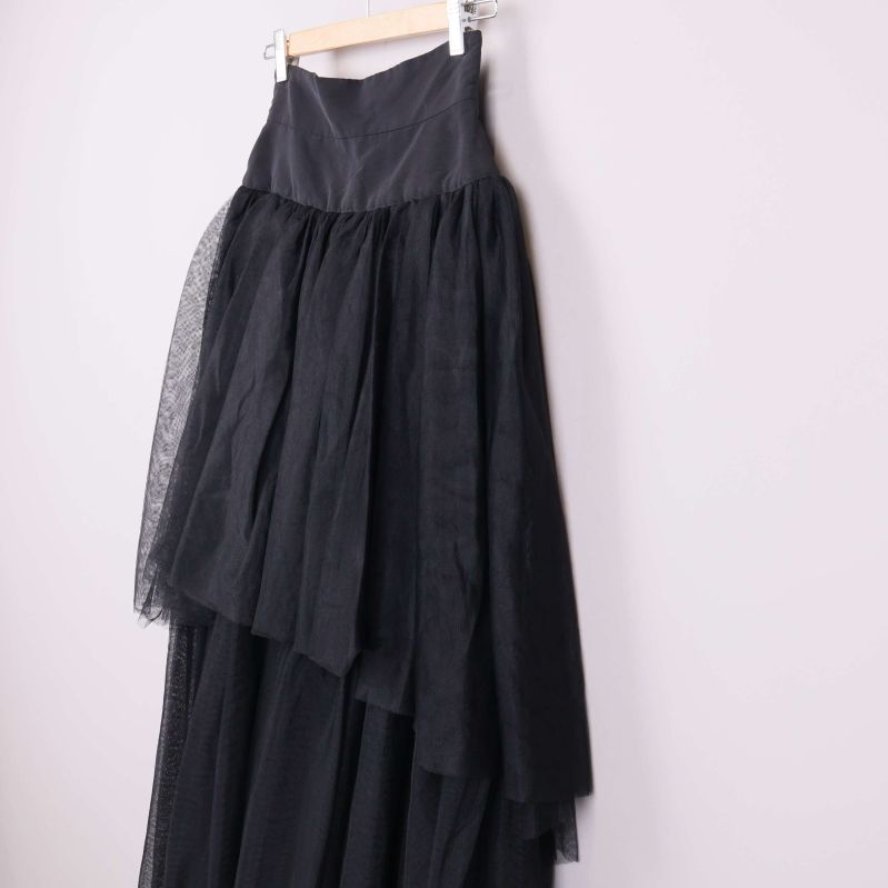 Svart lager på lager-kjol från sidan 