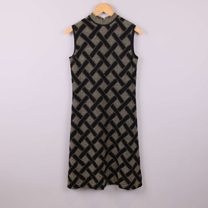 Framifrån av ärmlös svart och guldmönstrad klänning 