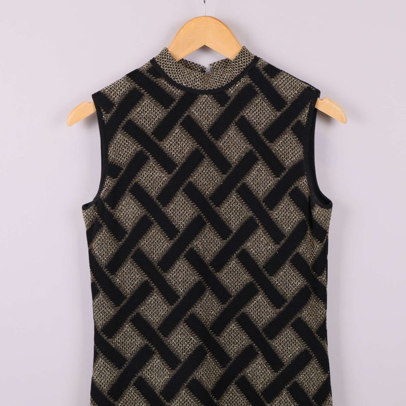 Detaljvy av överdel på grafiskt mönstrad ärmlös klänning