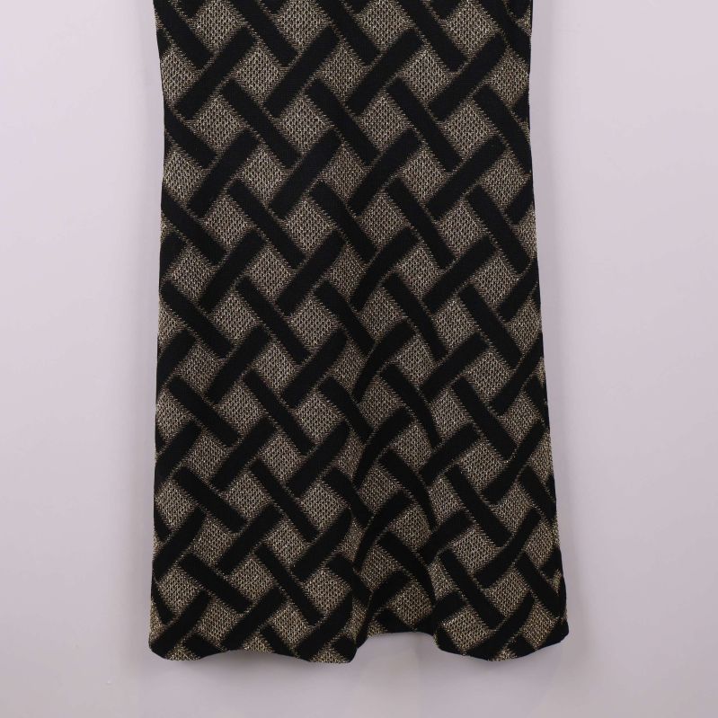 Nederdel av klänning med stora grafiska mönster