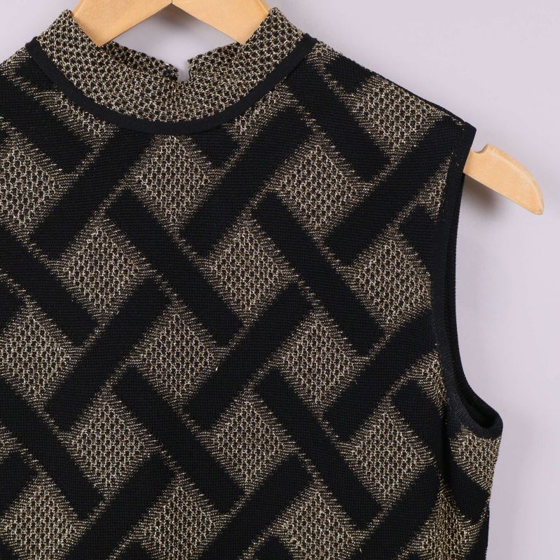 Närbild på krage och axlar av ärmlös klänning med grafiskt mönster