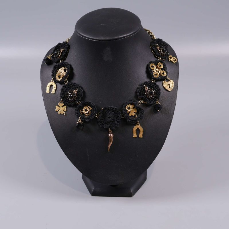 Dekorativt halsband på svart byst, detaljerad framsida