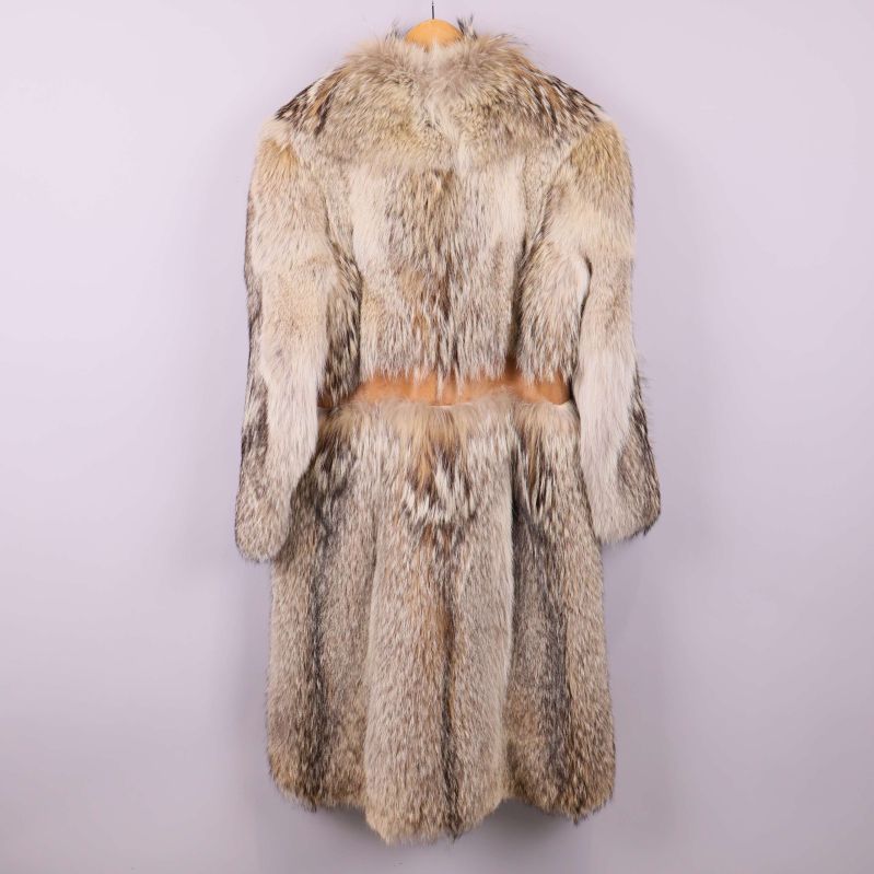 Pälskappa i rävpäls sedd bakifrån