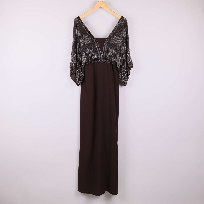 Lång brun aftonklänning med brett dekolletage fram