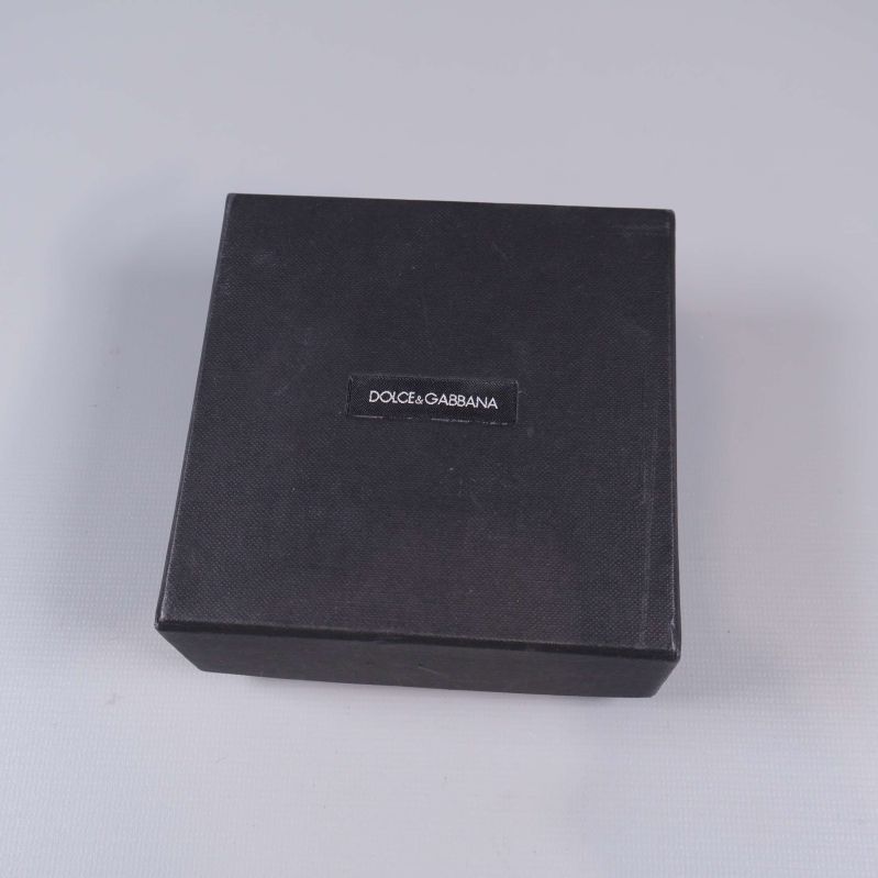 Bild på ask med logo