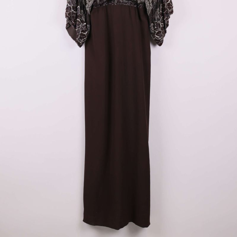 Nedre delen av brun långklänning utan detaljer