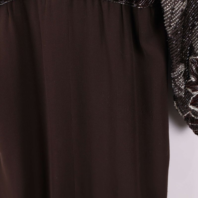 Närbild på tygets struktur på klänningens kjol