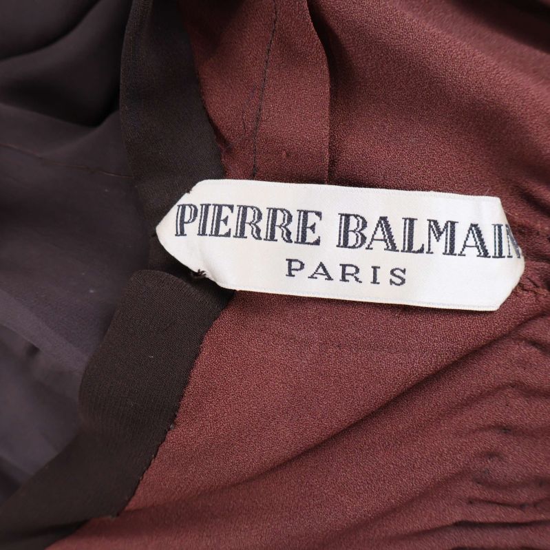 Närbild på etikett med texten Pierre Balmain Paris