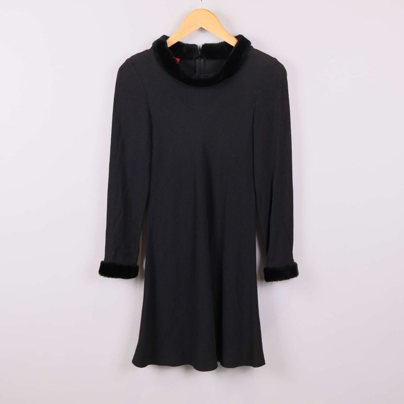 Svart långärmad klänning med fuskpäls i hals och ärmslut