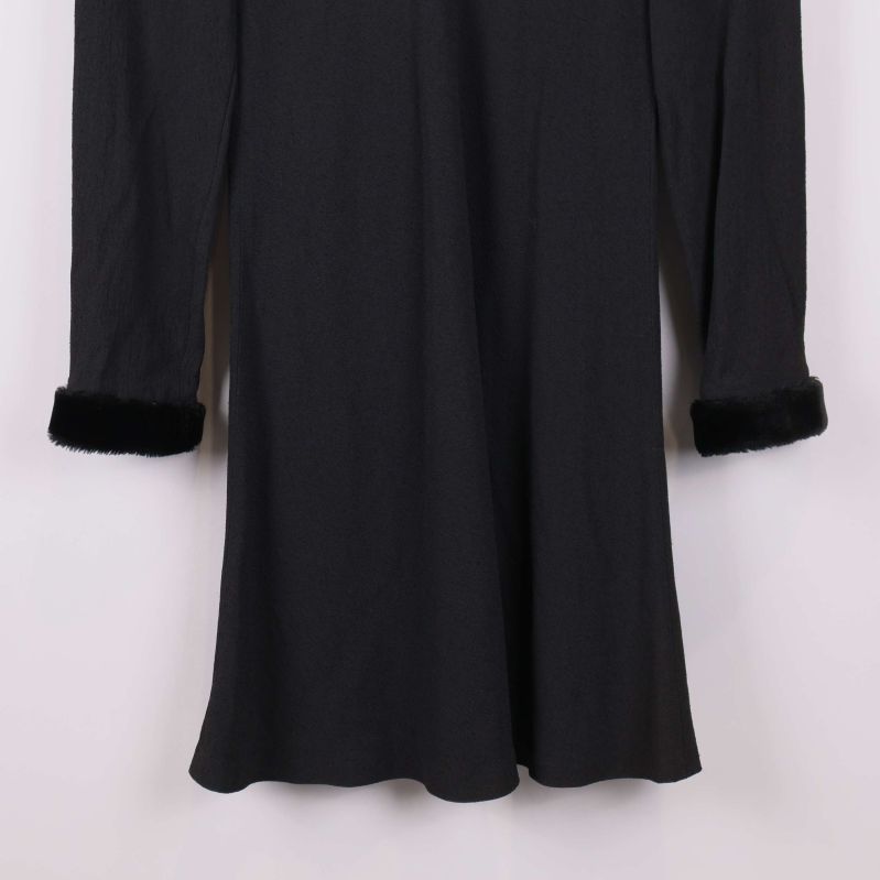 Nedre del av svart långärmad klänning 