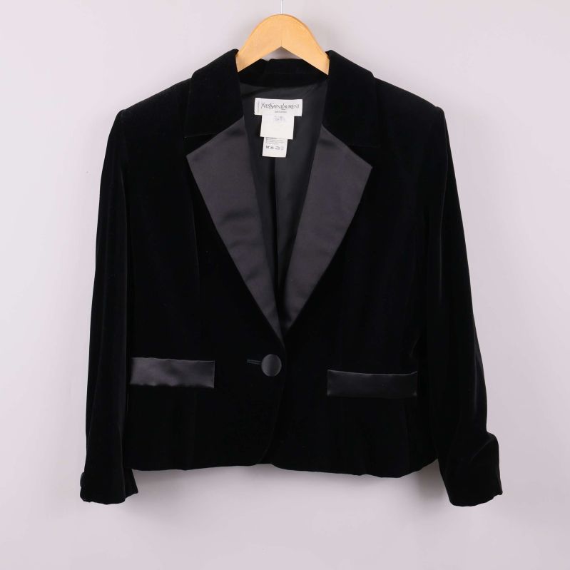 Svart kavaj med satinkrage och fickdetaljer, närbild framifrån