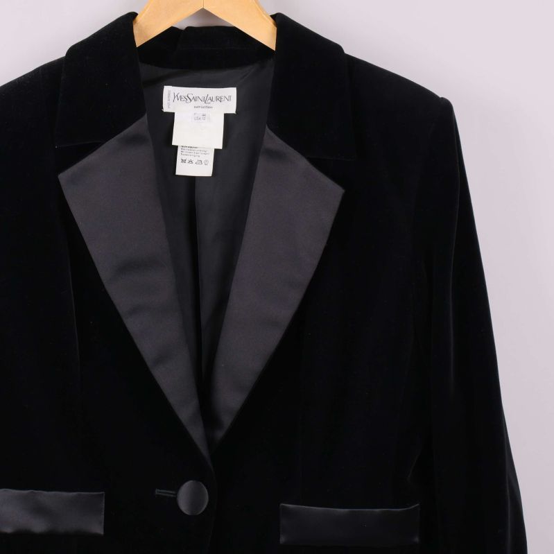 Närbild på kavaj och etikett från Yves Saint Laurent