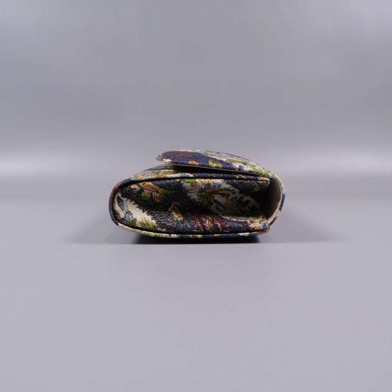 Smalt sidoperspektiv på paisley clutch