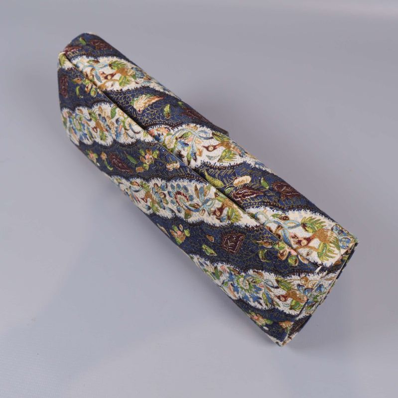 Clutch i paisleymönster fotograferad snett ovanifrån