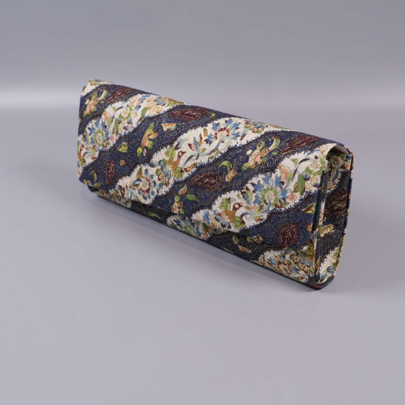 Paisleymönstrad clutch fotograferad framifrån