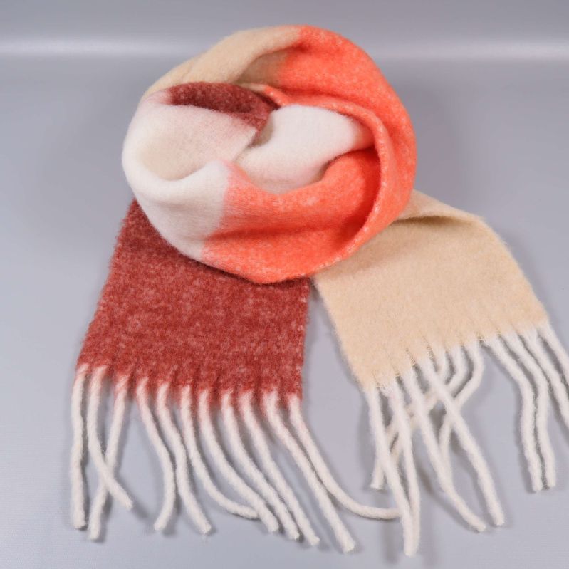 Halsduk rullad i fler färger och med fransar