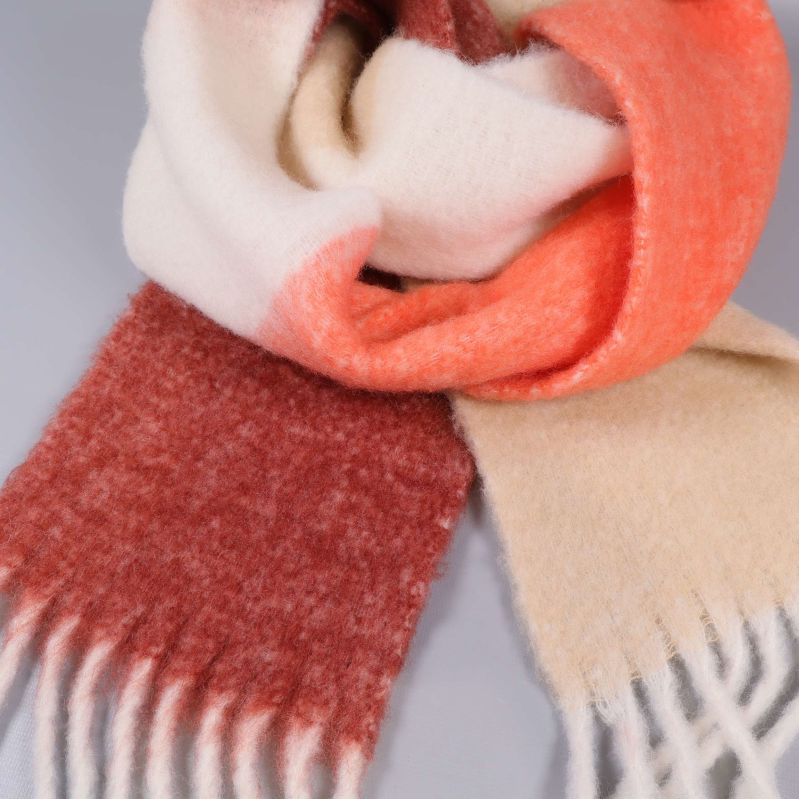 Närbild på halsdukens fransar och färgövergångar