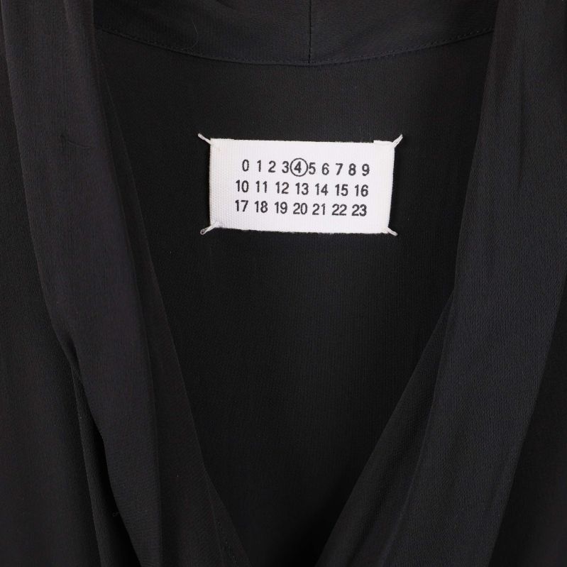 Närbild på logo etikett 