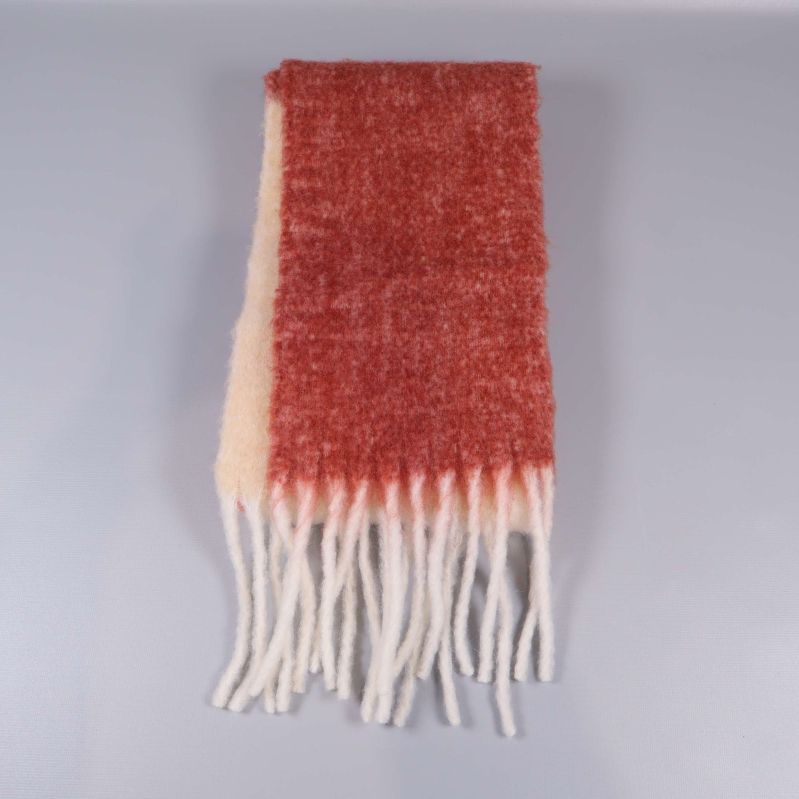 Halsduk i rödbruna och beige toner med fransar hopvikt