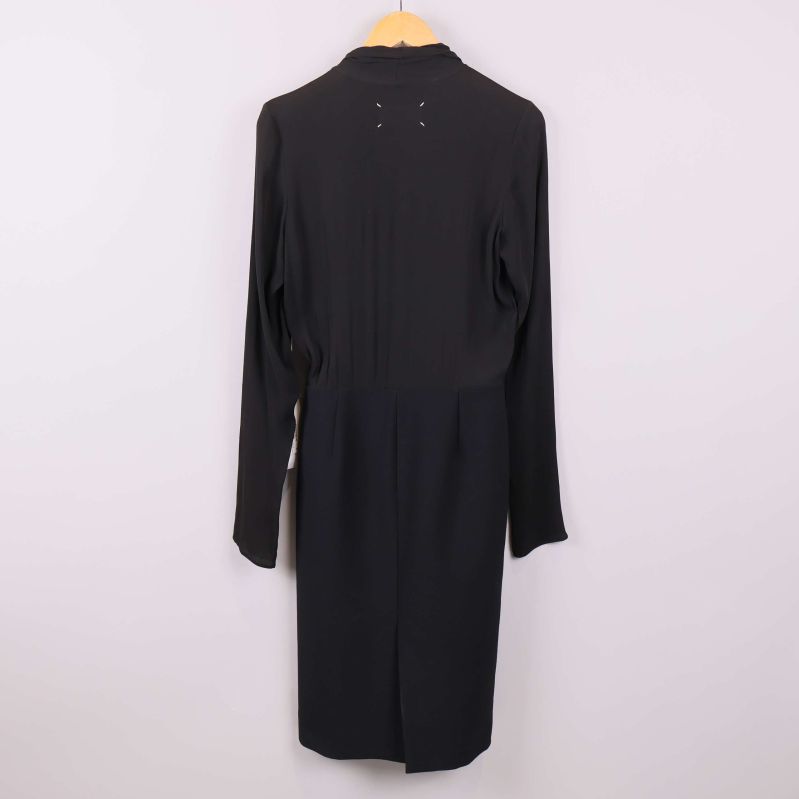 Baksidan av svart långärmad klänning