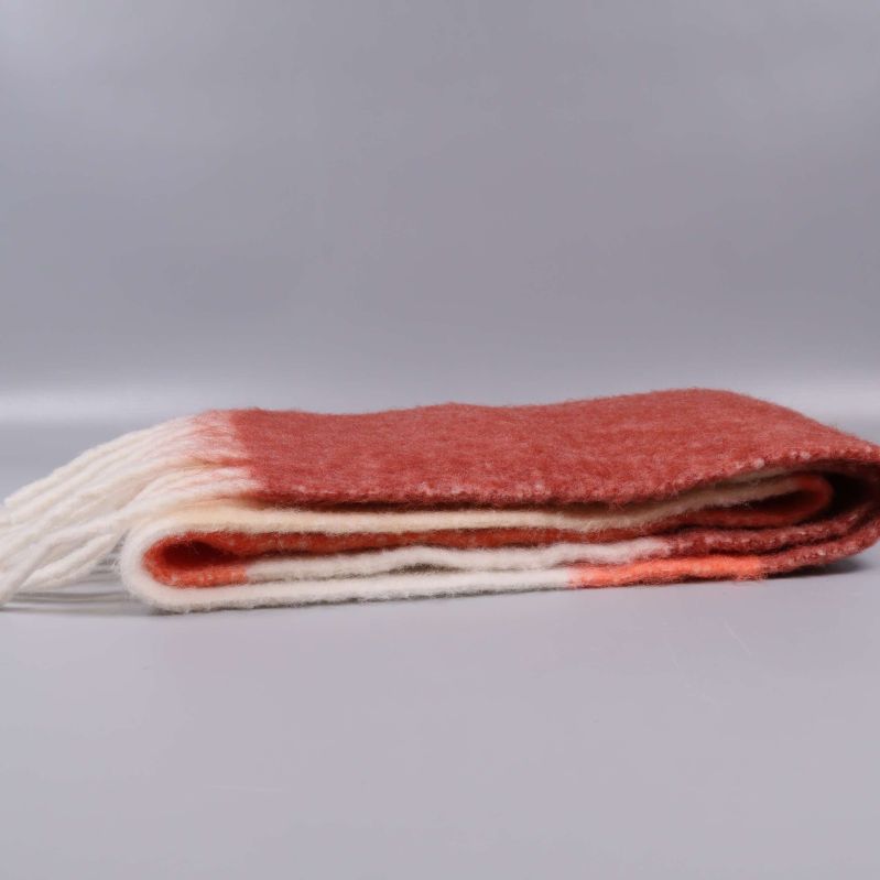Sida av vikk halsduk i rödbrunt och beige med långa fransar